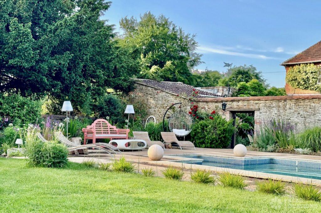 Hotel shoot locations without booking a hotel: our favourite residential alternatives 5 Andromeda surrey shoot location 51