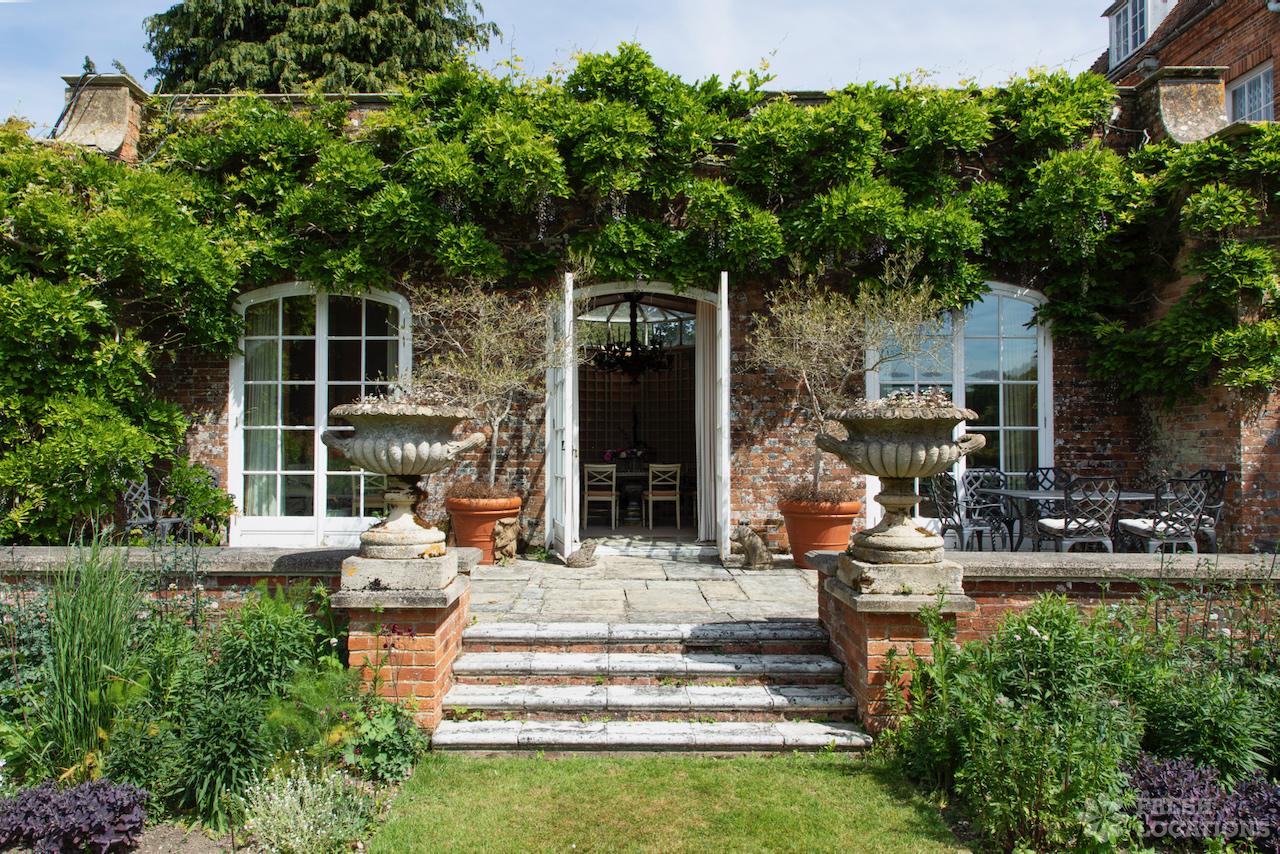 Homepage 12 Kallos house rg20 shoot location berkshire 24